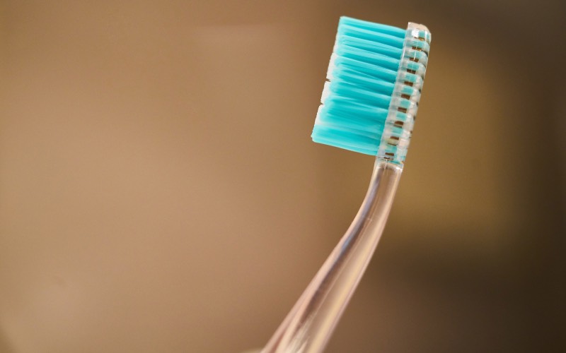 Зубная щетка и другие приспособления для гигиены полости рта обязательно должны использоваться