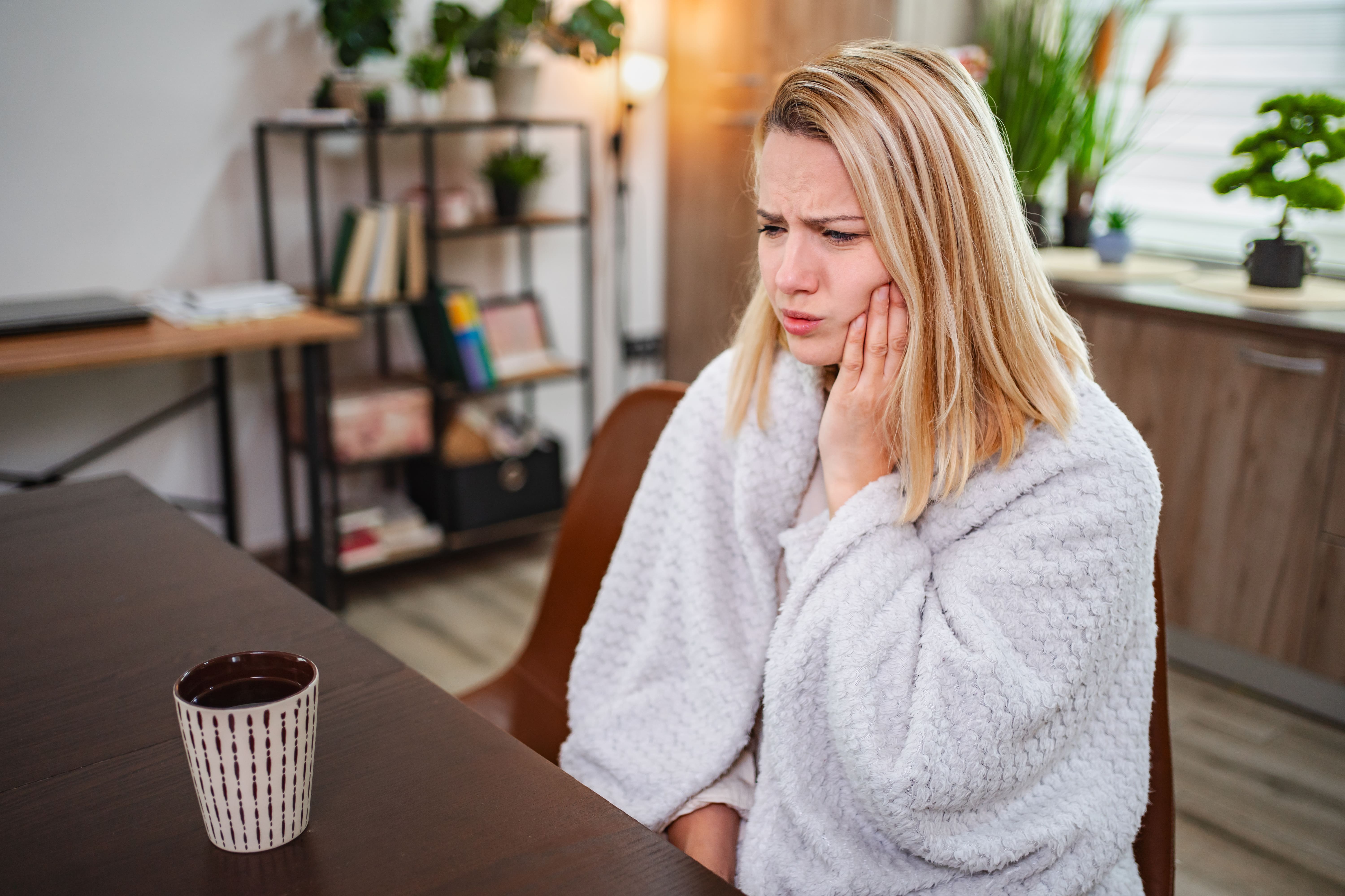 Болит зуб при надавливании — основные причины и как помочь